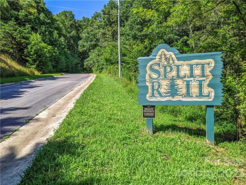 Property image 3 at 143 E Splitrail Drive, Hendersonville, NC 28792