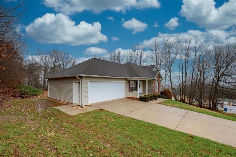 Property image 2 at 3806 Pineknoll Drive, Hickory, NC 28602