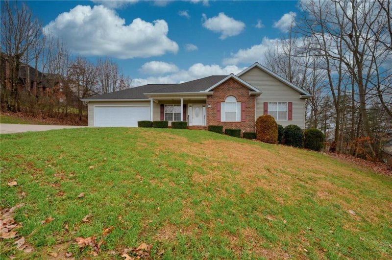 Property image 3 at 3806 Pineknoll Drive, Hickory, NC 28602