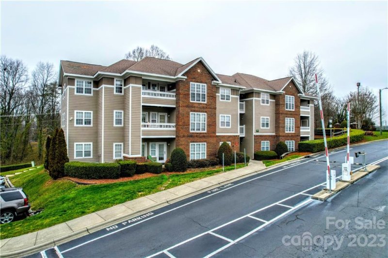 Property image 2 at 9909 Campus Walk Lane, Charlotte, NC 28262