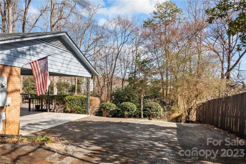 Property image 3 at 8840 Dogwood Drive, Charlotte, NC 28215