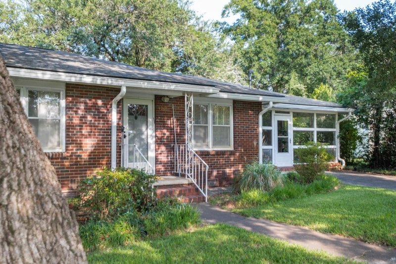 Property image 2 of 4968 Victoria Avenue in Park Circle, North Charleston, SC 29405