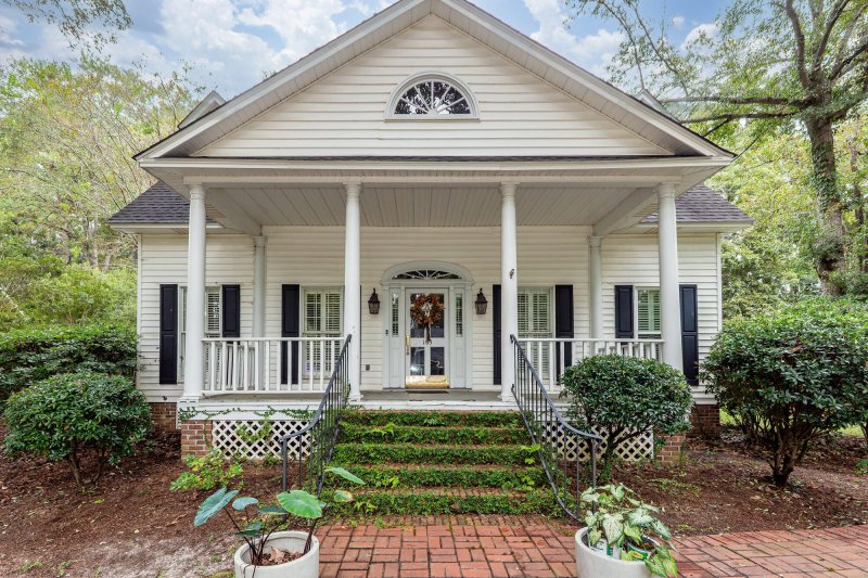 Property image 2 of 105 Scott Court in Gadsden Manor, Summerville, SC 29483
