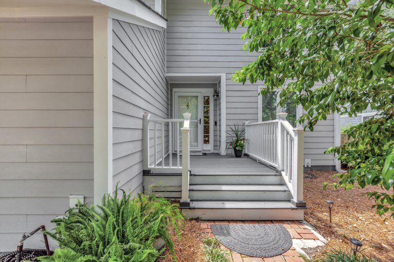 Property image 2 of 1199 Parkway Drive in Snee Farm, Mount Pleasant, SC 29464