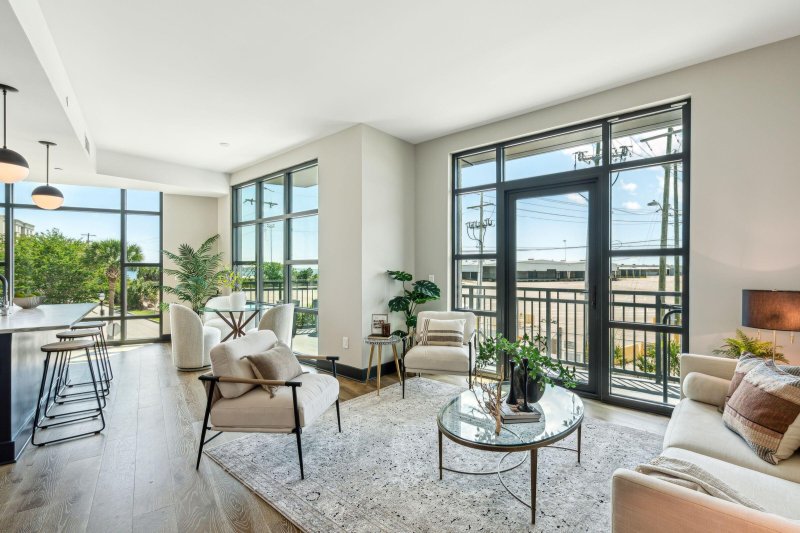 5 Gadsdenboro Street 204