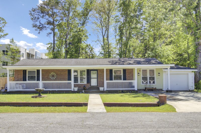 Orleans Woods, Charleston Community