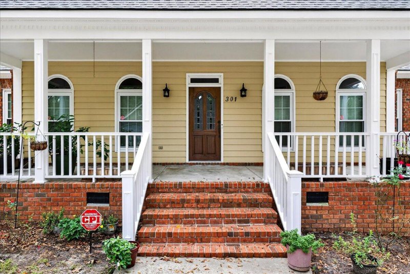 Property image 3 of 301 Upshur Court in Ashborough East, Summerville, SC 29485