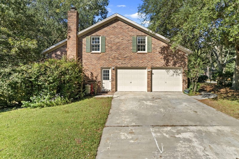 Property image 2 of 17 Plantation Circle in Newington Plantation, Summerville, SC 29485
