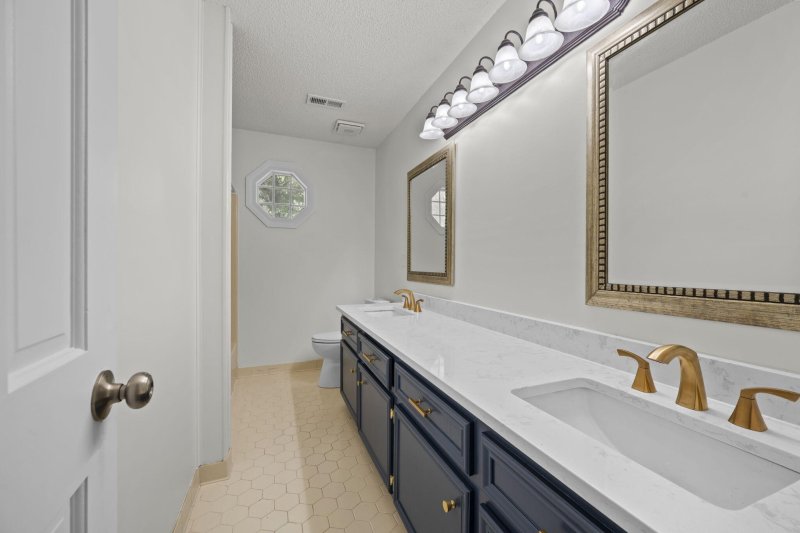 Property image 5 of 17 Plantation Circle in Newington Plantation, Summerville, SC 29485