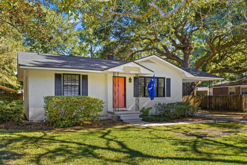 2632 Ridgewood Avenue