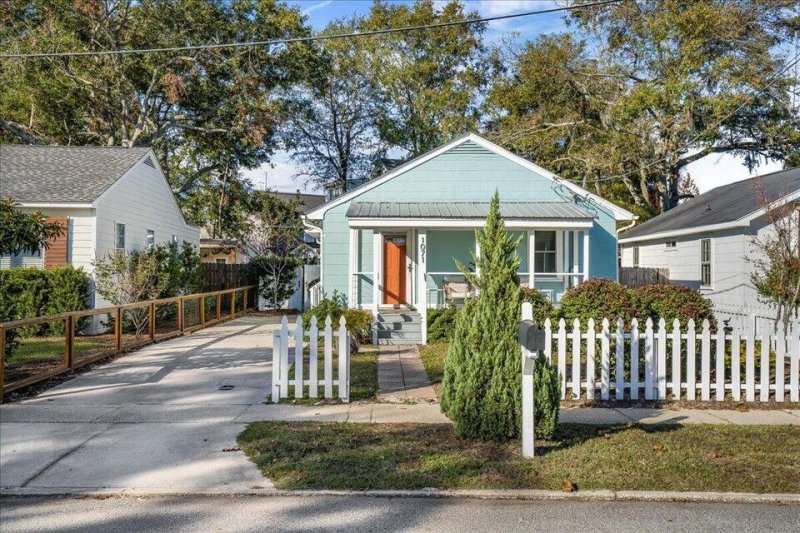 1071 Lockhart Street