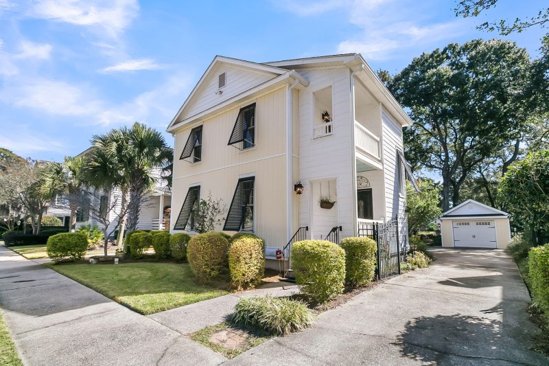 Property image 2 of 1050 Loyalist Lane in Snee Farm, Mount Pleasant, SC 29464