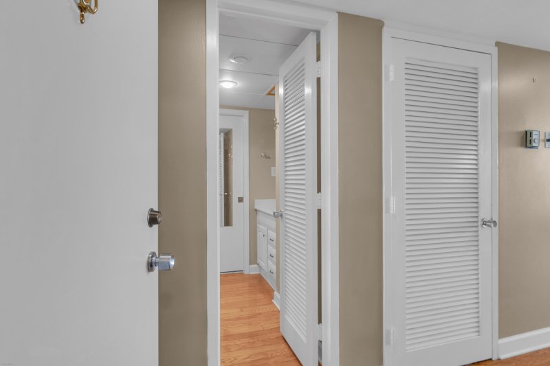 Property image 2 of 14 Lockwood Drive L in Ashley House, Charleston, SC 29401