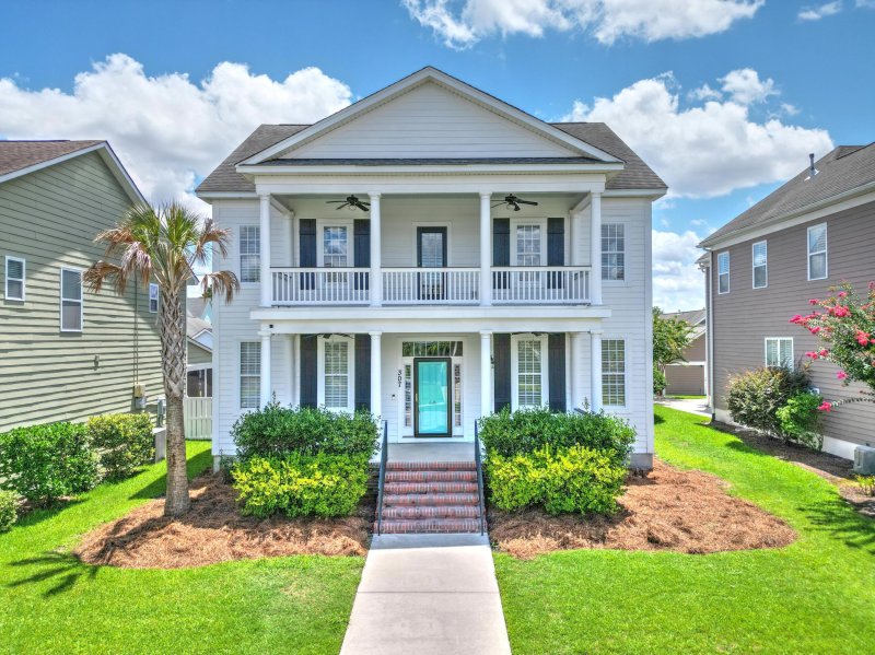 White Gables, Summerville Community