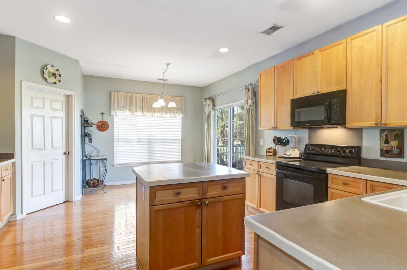 Property image 5 at 566 Ivy Circle, Charleston, SC 29414