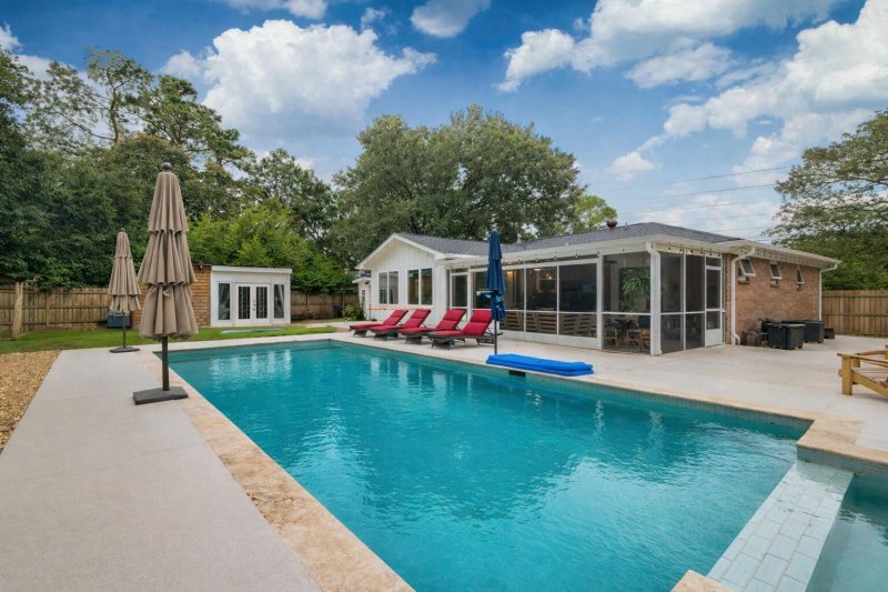 Stiles Point, Charleston community