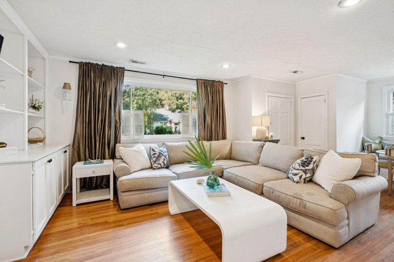 Property image 4 at 8 Stratford Road, Charleston, SC 29407