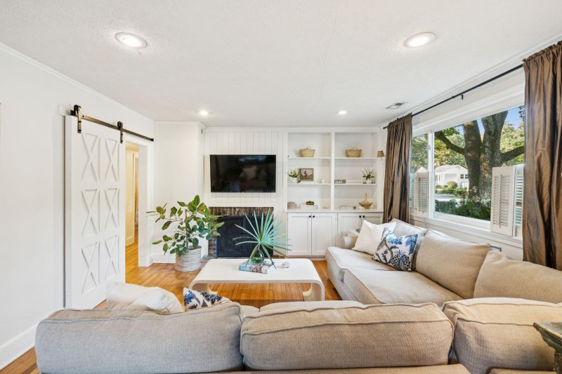 Property image 5 at 8 Stratford Road, Charleston, SC 29407