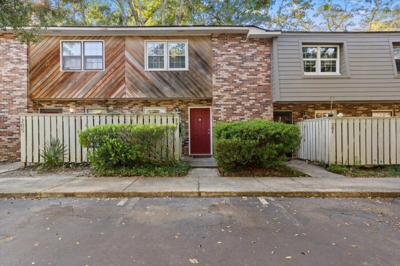 206 St Charles Court