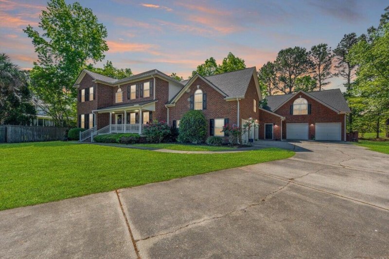 Property image 2 of 105 Birkbeck Court in Crowfield Plantation, Goose Creek, SC 29445