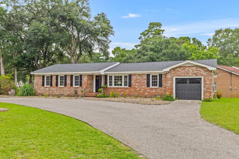 Sandhurst, Charleston Community