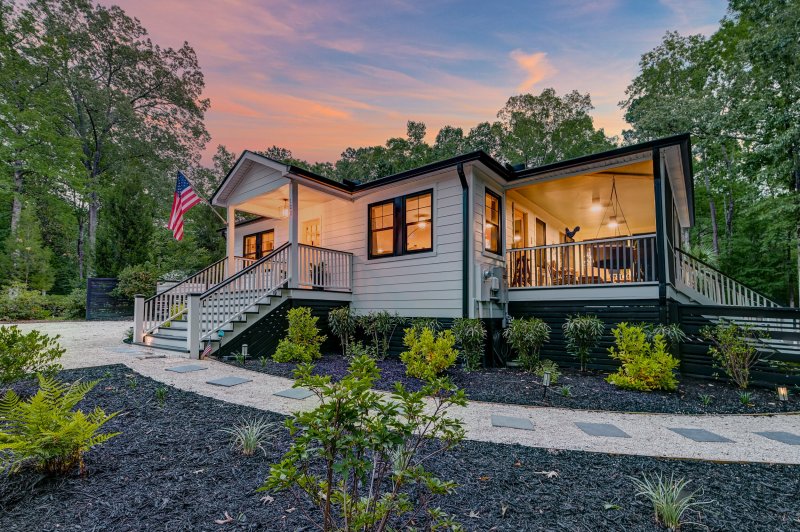 Property image 2 of 128 Paul Drive in East Highland Acres, Summerville, SC 29483