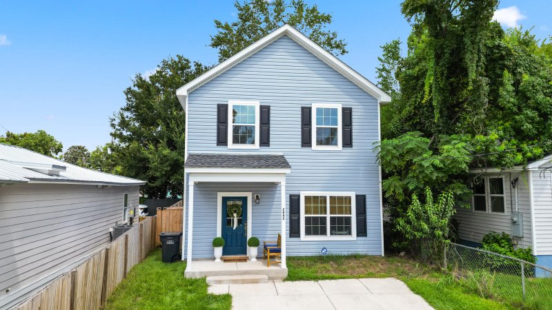 2042 Delaware Avenue