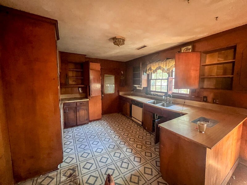 Property image 3 of 2156 Wood Avenue in Springfield, Charleston, SC 29414