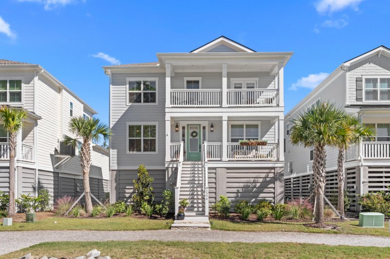 Property image 2 of 1554 N Lakeshore Drive in Liberty Hill Farm, Mount Pleasant, SC 29466