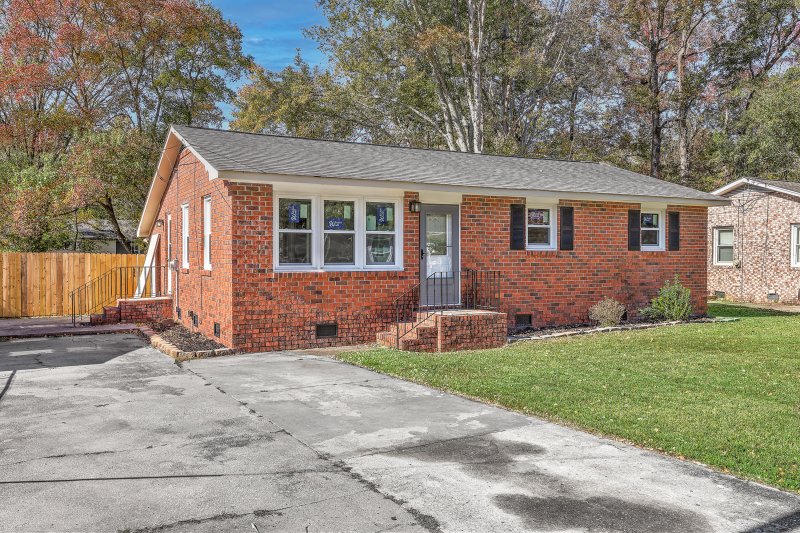 Property image 2 of 109 Englewood Road in West Greenview Acres, Goose Creek, SC 29445