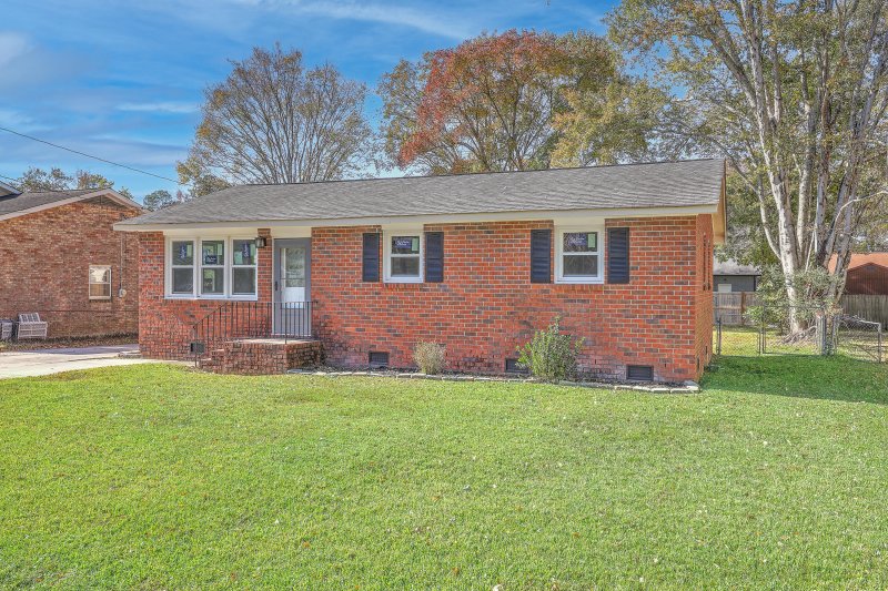 Property image 3 of 109 Englewood Road in West Greenview Acres, Goose Creek, SC 29445