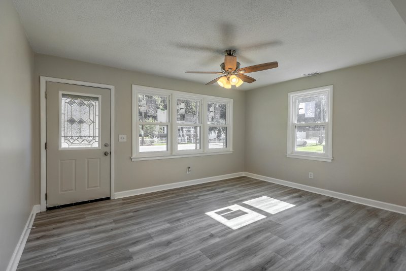 Property image 5 of 109 Englewood Road in West Greenview Acres, Goose Creek, SC 29445