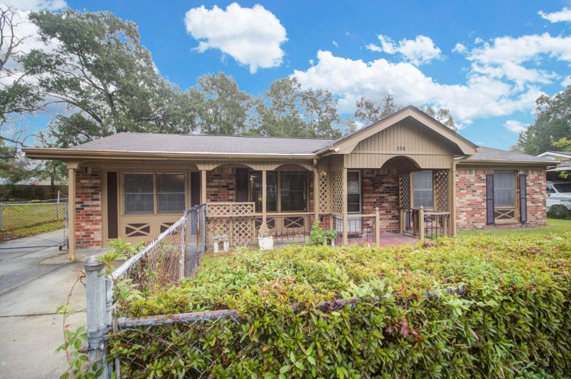 Property image 2 of 208 Mary Scott Drive in Beverly Hills, Goose Creek, SC 29445