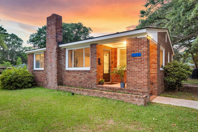 East Oak Forest, Charleston Community