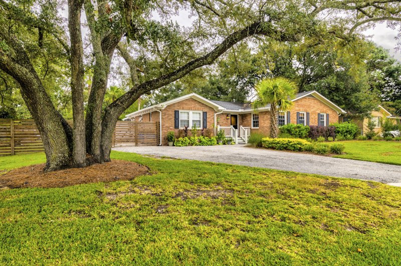 Stiles Point, Charleston Community