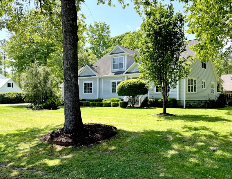 Royal Harbor, Hollywood Community