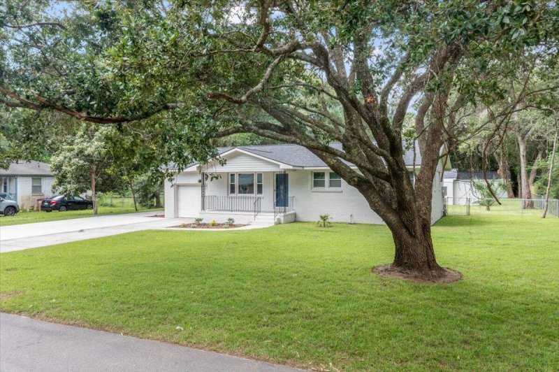 Property image 2 of 1333 Teal Avenue in Clarks Sound, Charleston, SC 29412