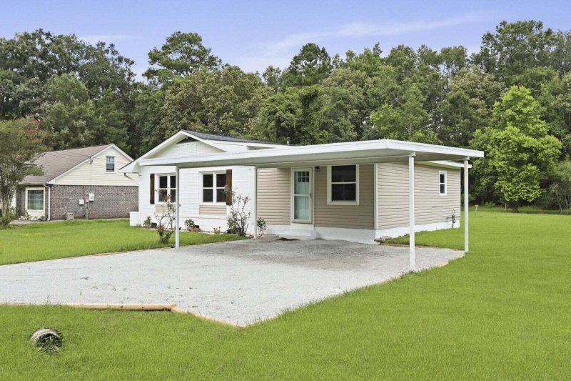 Property image 2 of 233 N Pandora Drive in West Greenview Acres, Goose Creek, SC 29445