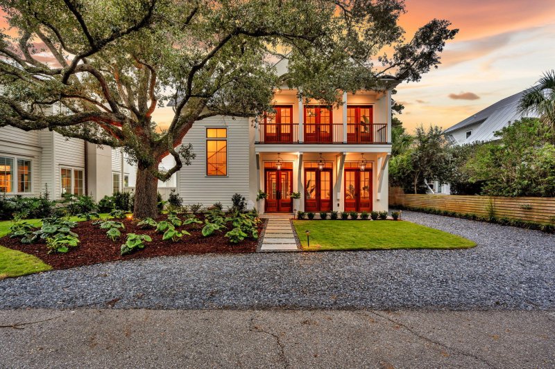 Property image 2 of 747 Winthrop Street in Old Mt Pleasant, Mount Pleasant, SC 29464