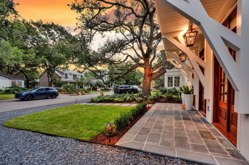 Property image 5 of 747 Winthrop Street in Old Mt Pleasant, Mount Pleasant, SC 29464