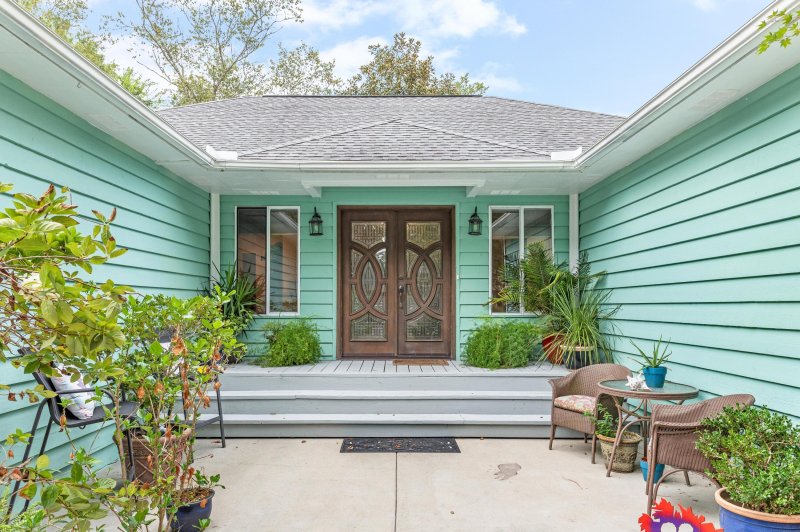 Property image 2 of 811 Law Lane in Snee Farm, Mount Pleasant, SC 29464