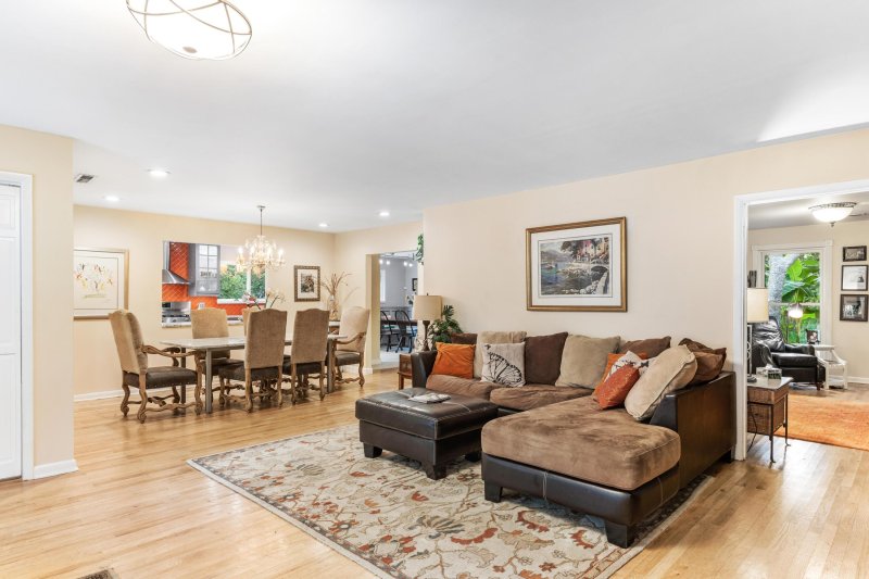 Property image 3 of 811 Law Lane in Snee Farm, Mount Pleasant, SC 29464