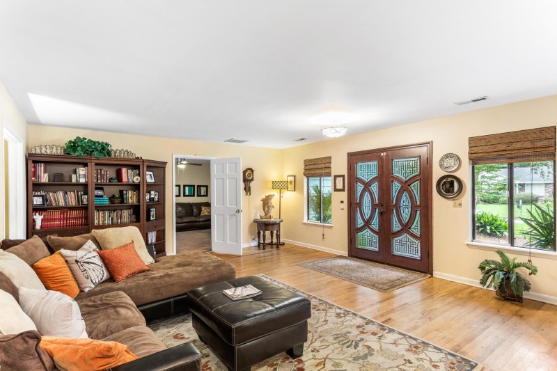 Property image 4 of 811 Law Lane in Snee Farm, Mount Pleasant, SC 29464