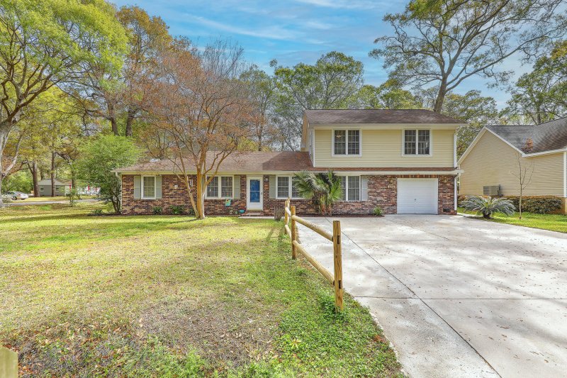 Mccalls Corner, Charleston Community