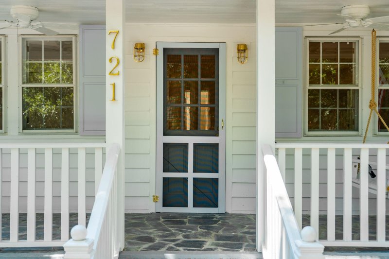 Property image 3 of 721 Royall Avenue in Old Village, Mount Pleasant, SC 29464