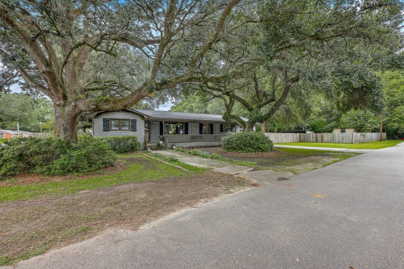 Property image 4 of 301 Morrison Drive in West Greenview Acres, Goose Creek, SC 29445