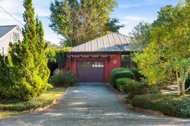 Property image 3 of 132 Chadwick Drive in South Windermere, Charleston, SC 29407