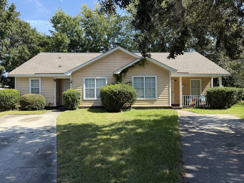 Avenue of Oaks, Ladson Community