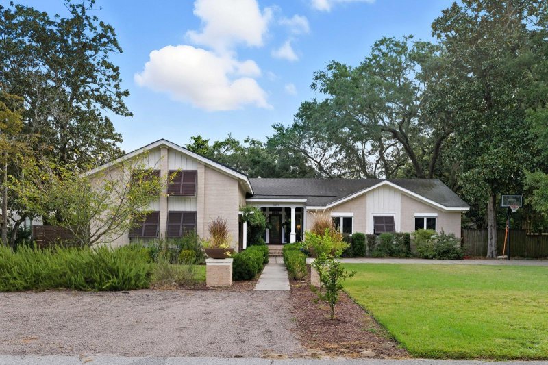 Property image 2 of 1031 Lakeview Drive in The Groves, Mount Pleasant, SC 29464