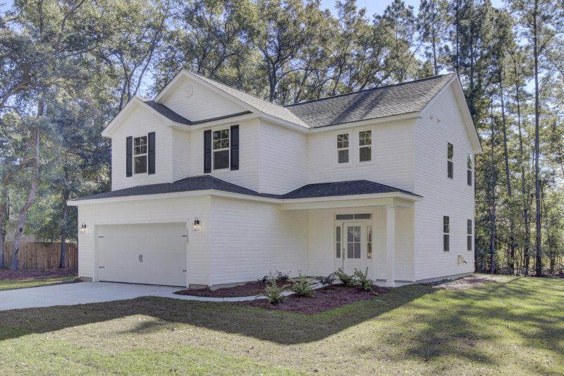 Ravenel, Ravenel Community